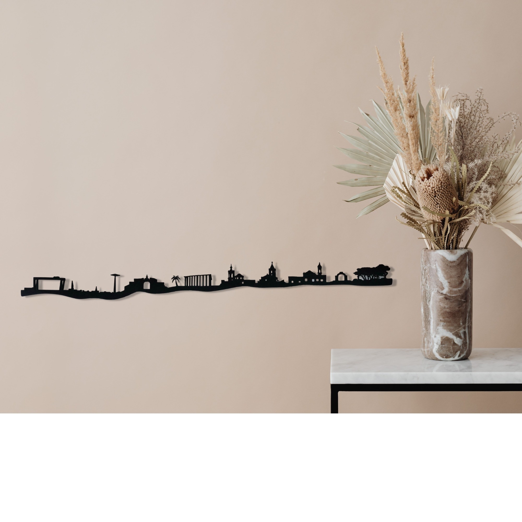Skyline 3d de decoración en pared de la ciudad de Puerto Real hecho con materiales reciclados